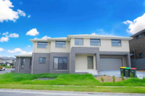 Kellyville Spacious Modern House Park&Lake